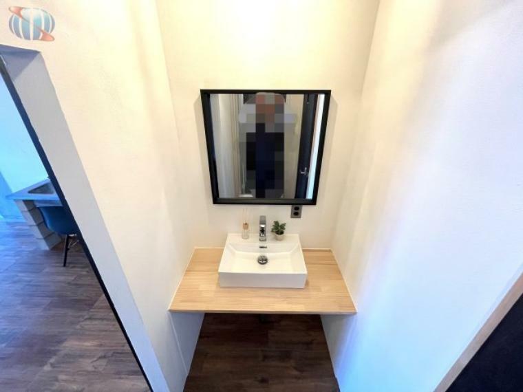 洗面化粧台 シンプルなデザインのおしゃれな洗面台！ 足元に収納ボックスの設置ができるスペースも