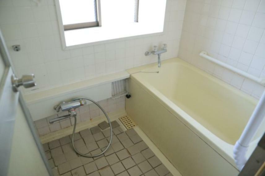 浴室 入浴時の快適さも大事なことですが、綺麗な状態を維持できなければ気持ちよく入浴できません。毎日の掃除が楽という点は大事なポイントになります！カビが生えにくく掃除がしやすい、壁や浴槽を選ぶといいでしょう。