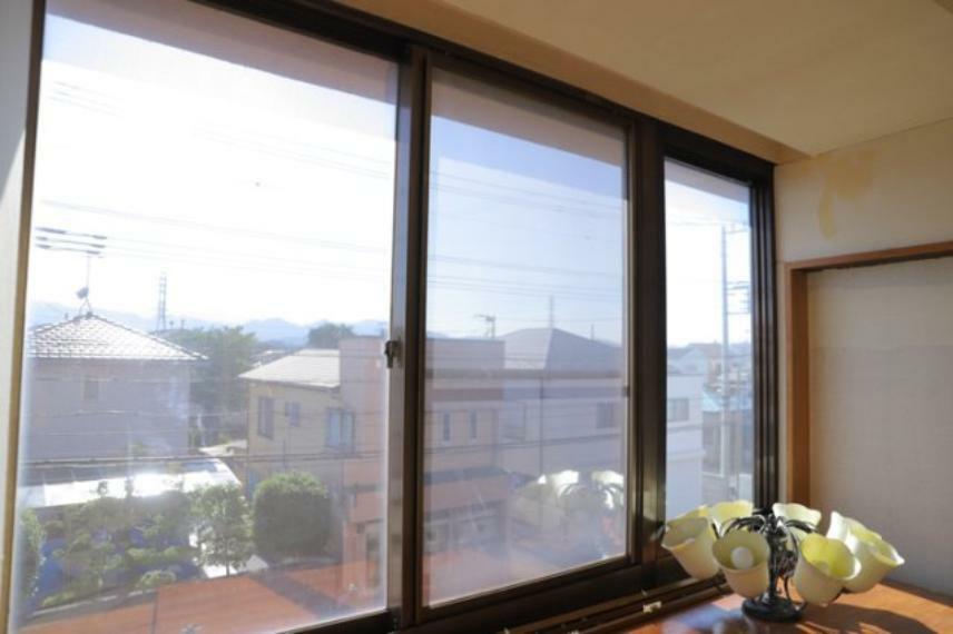 サッシは、ガラス窓に使用される金属製の窓枠です。一般的に住宅建築では、金属製建具工事の段階でガラス類・玄関などと同時に設置されます。種類や構造により断熱性能や遮音性能が異なるので現地でご確認ください。