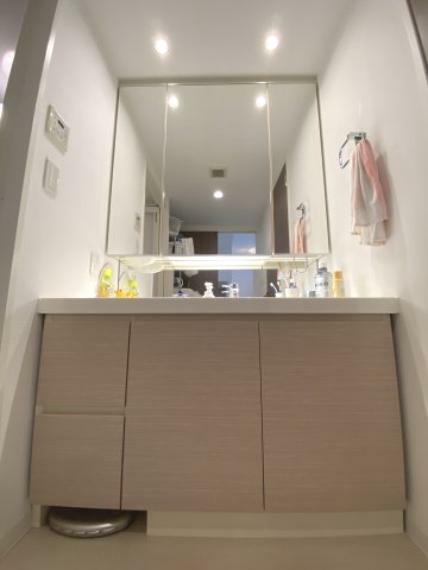 洗面化粧台 3面鏡付きの洗面台は鏡の裏が収納になっているので、洗面台周りの生活感の出る細々とした生活用品を隠して収納することができます。