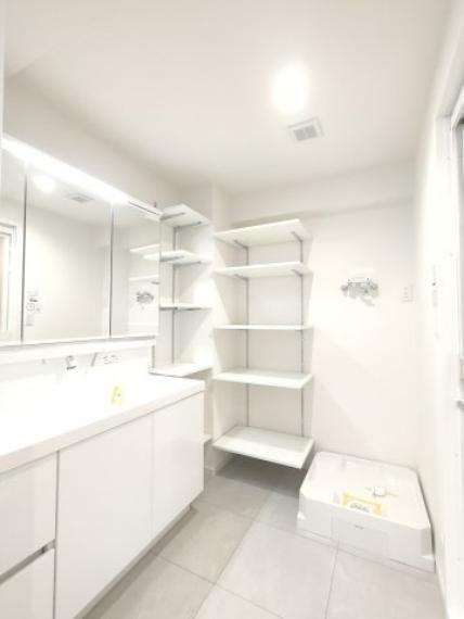 ・洗面室 　白で統一された洗面所は明るく、お化粧の塗りムラも防いでくれそうです。