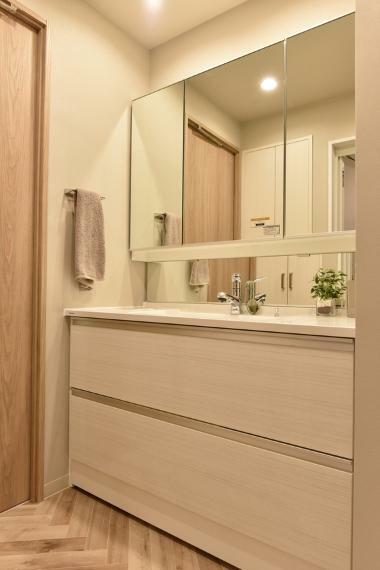 洗面化粧台 三面鏡付きの洗面台には、収納充実。いつでもすっきりとした空間に。