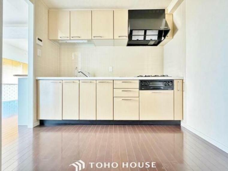 「ダイニングキッチン」リビングのスペースを広く取れる壁付けキッチン。家事の動線を考え、動きやすく、使いやすい空間造りができます。
