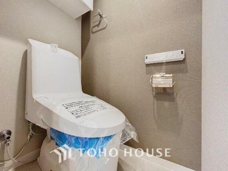 トイレ 「リフォーム済・トイレ」トイレは快適な温水洗浄便座付です。落ち着いた印象の色味で統一しました。いつも清潔な空間であって頂けるよう配慮された造りです。