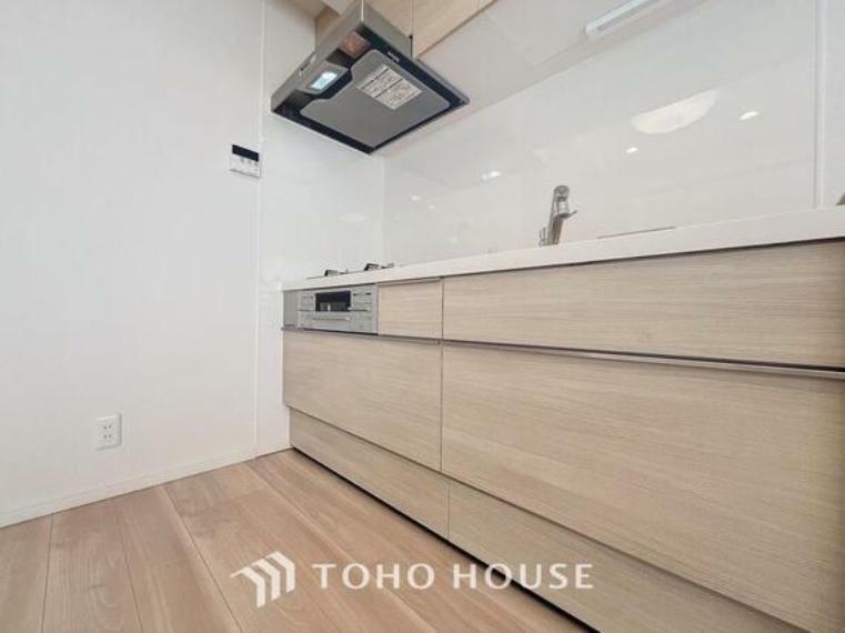 ダイニングキッチン 「壁付けキッチン」リビングのスペースを広く取れる壁付けキッチン。家事の動線を考え、動きやすく、使いやすい空間造りができます。