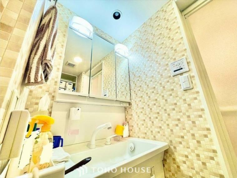 洗面化粧台 【Wash basin】十分な大きさの洗面台は収納もさる事ながら、身だしなみチェックや歯磨きなど、朝の慌ただしい時間でもホテルライクなスペースで余裕とゆとりを感じて頂けます。