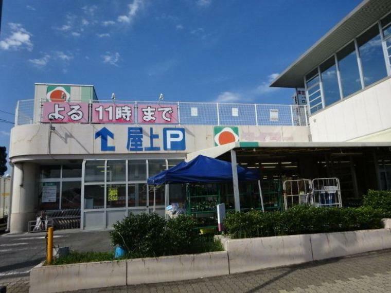 スーパー タイヨー吉野店【タイヨー吉野店】は、鹿児島市吉野町1731番地に位置する鹿児島吉田線近くのスーパーです。取扱品目は主に「生鮮食品・日配品・一般食品・日用雑貨・衣料品・お酒」です。駐車場があります。