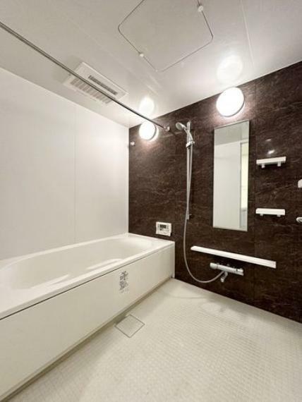 浴室 洗い場と浴槽のそれぞれがゆったりとした造りになっていて一日の疲れを癒してくれる空間となっております。