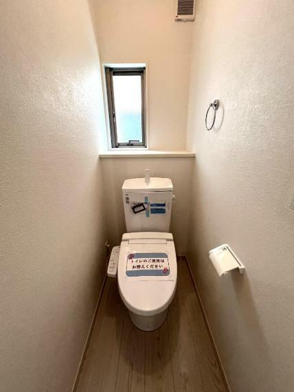 トイレ 自然換気ができる小窓があり明るく落ち着ける空間