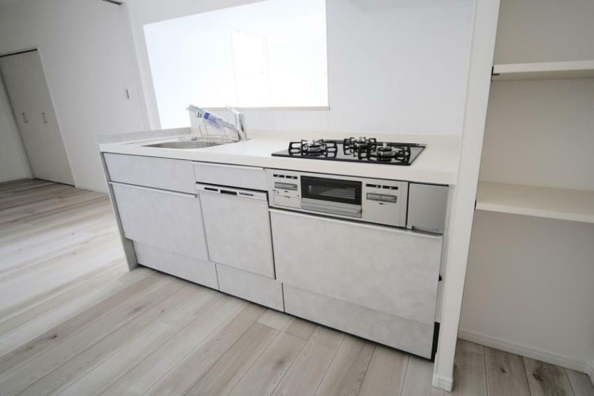 ダイニングキッチン 食器洗い乾燥機付きのシステムキッチンで、家事がはかどります！