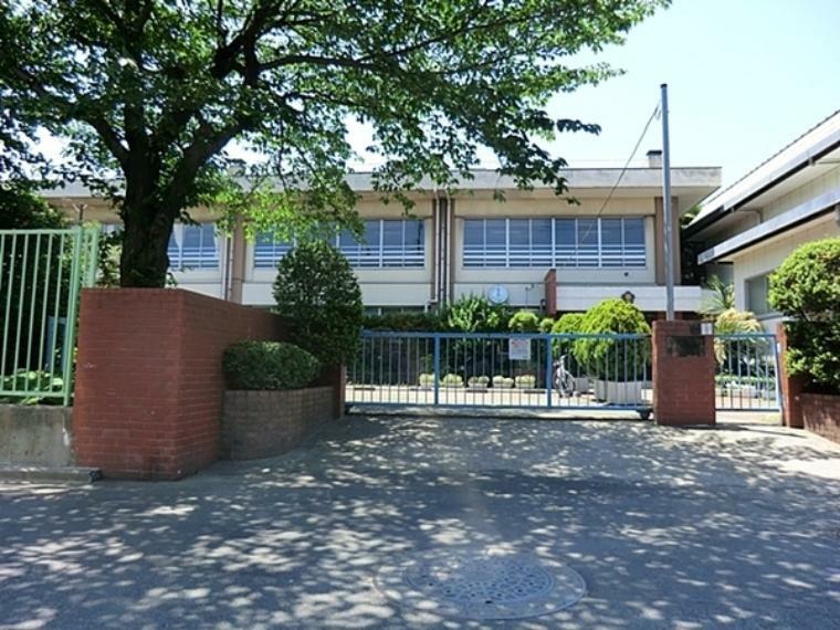 小学校 川崎市立南河原小学校 中央に商店街を持ち、住民の発展に寄せる期待は大きく、いつも活気を帯びている。