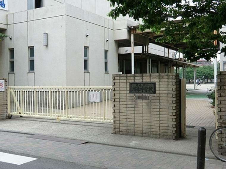 中学校 川崎市立桜本中学校 3年生を中心として全校生徒が一つになって、学習や行事そして部活動などに元気に取り組んでいます。