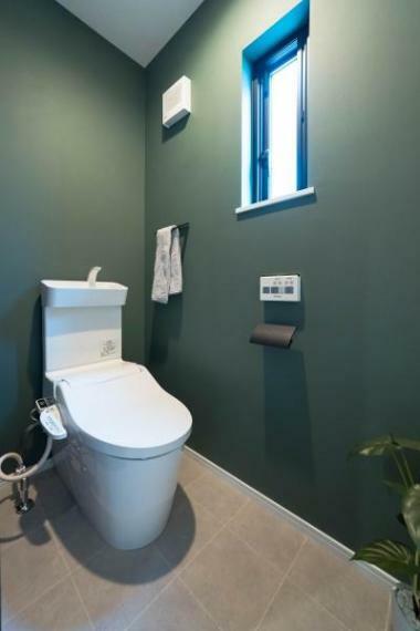 トイレ いつも綺麗に清潔に！ウォッシュレット付きトイレです。もちろん窓も付いてるので空気の入れ替えも楽にできます。