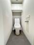 トイレ 温水洗浄便座一体型トイレ　フロアタイル貼替　上部収納棚設置