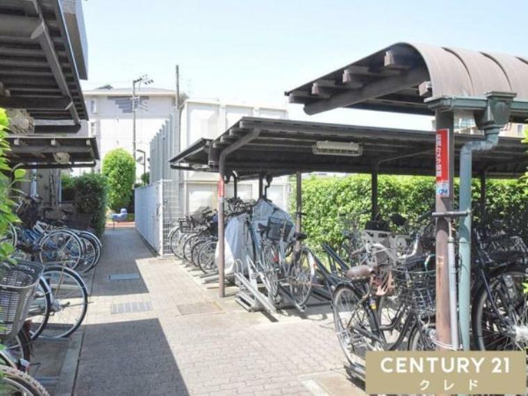 【駐輪場】<BR/>通勤・通学や普段自転車をお使いのご家族も駐輪場をご利用いただけます。<BR/>屋根の付いた駐輪スペースは雨などによる錆から自転車を守ります。