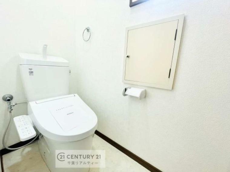 トイレ 清潔感のある色味のお手洗いです！さわやかでスッキリする空間です！ 白を基調としているので、お手入れがしやすいトイレですね！