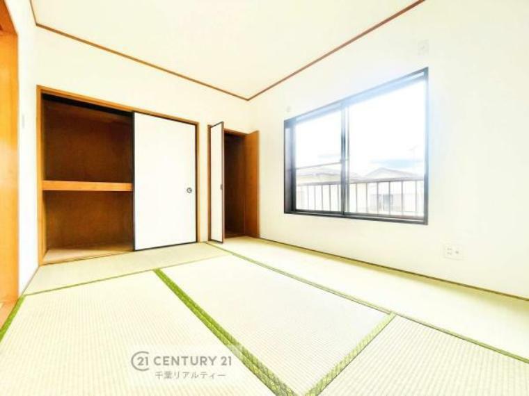 寝室 タタミの香りが安らぎを与える、リラックス空間。窓も大きく開放感のある和室となっております。日本人の心感じる「和」の空間。井草の香り漂う空間は癒しのひと時を演出してくれます！