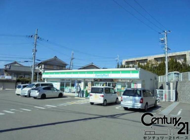 コンビニ ファミリーマート近鉄筒井駅改札前店