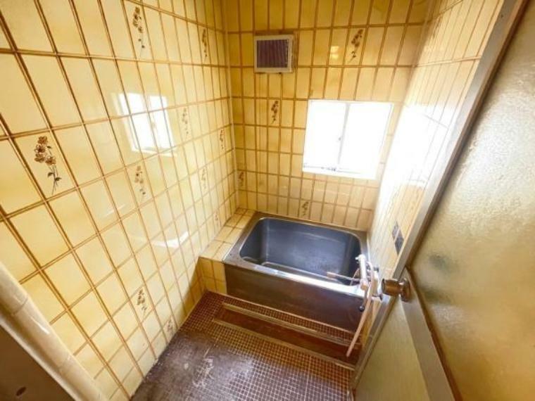 浴室 【浴室】 自然換気も可能な小窓付きのバスルームです