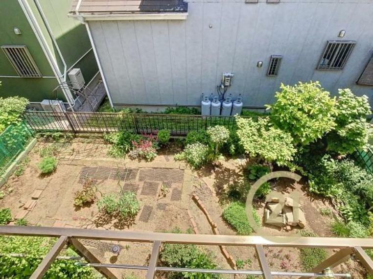 庭 広々としたお庭です。日当たりがいいので、ガーデニングや家庭菜園にもおすすめです。2階のお部屋から撮影しております。