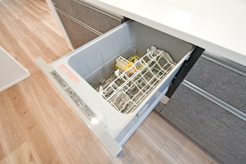 キッチン 1号棟現地写真（ビルトイン式の食洗機を標準装備、家事の手間を大幅に削減してくれるお役立ちアイテムは、洗浄力が高く除菌効果にも優れております）