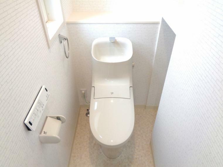 トイレ 季節を問わず快適に使用できる、温水洗浄便座付きです。トイレは1階と2階に設けられているため、忙しい時間帯や来客時も気兼ねなく使用できます。