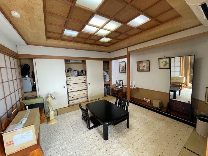 和室8帖　床の間と押入れ収納付き、折り上げ天井で広さを感じられる室内