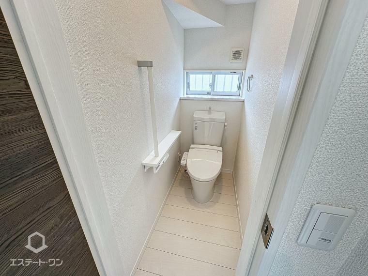 トイレ 1階トイレ 手すりやタオルリング、棚もあり使いやすそう！