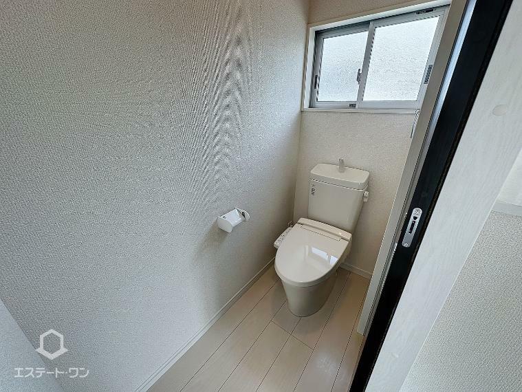 トイレ 2階トイレ 災害時でも安心のタンク付きトイレ。1階と2階の2か所にトイレを設けています。