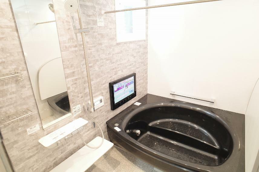 ゆったりとした浴槽でテレビを見れます