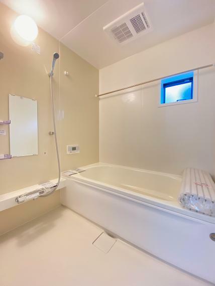 浴室 ナチュラルなデザインで清潔感があり、落ち着く空間。浴室乾燥機がついてカビが生えにくく安心です！