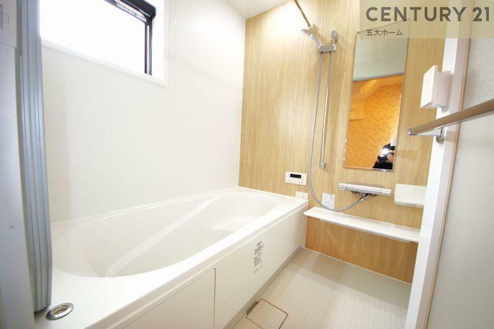 浴室 水滴にたっぷりの空気を含ませることで浴び心地の良さをアップさせたエコアクアシャワー。吐水・止水の切り替えスイッチ付きで優れた節水性能を兼ね備え、快適なバスタイムをアシストしてくれます。（1号棟）
