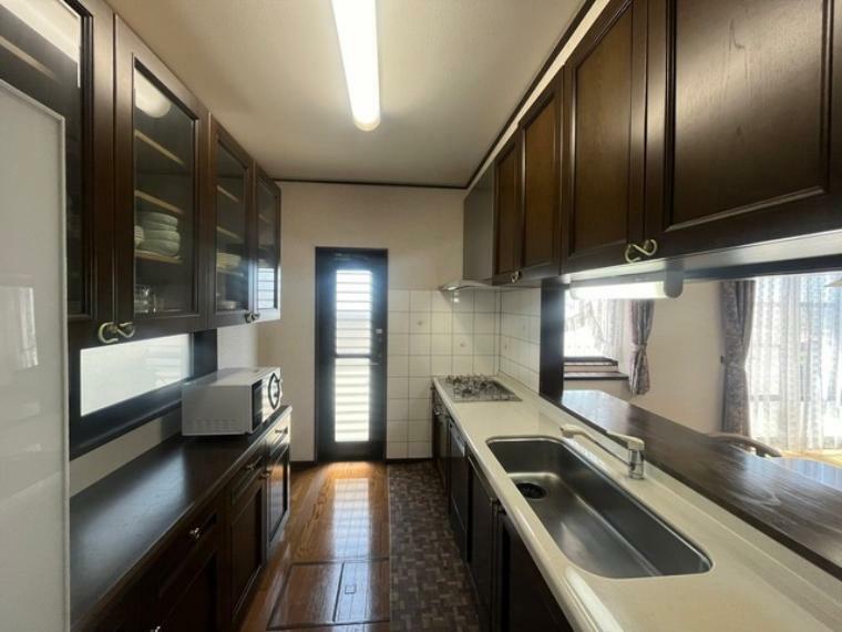 キッチン キッチン裏は冷蔵庫や食器棚を置くのに十分なスペースを確保