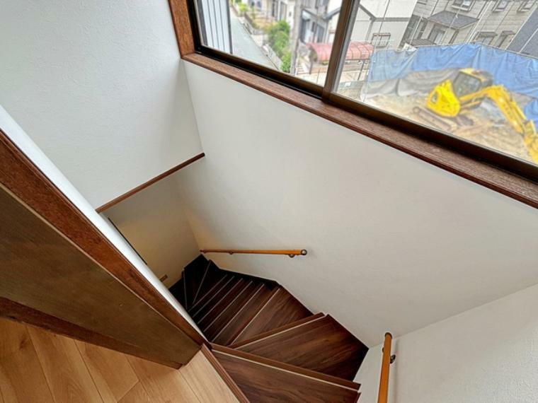 階段には手摺があり昇降の動作を安全にサポート。安心・安全の暮らしを支えます。 （内装リフォーム済）