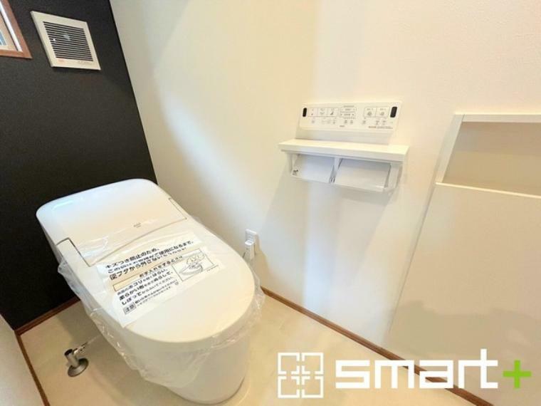 トイレ ～人気のタンクレストイレ～ ・デザイン性に優れ、スッキリと見えるタンクレストイレを採用。 ・節水効果が高く、エコな上に水道代も削減可能。シンプルな形なのでお掃除も楽々です。