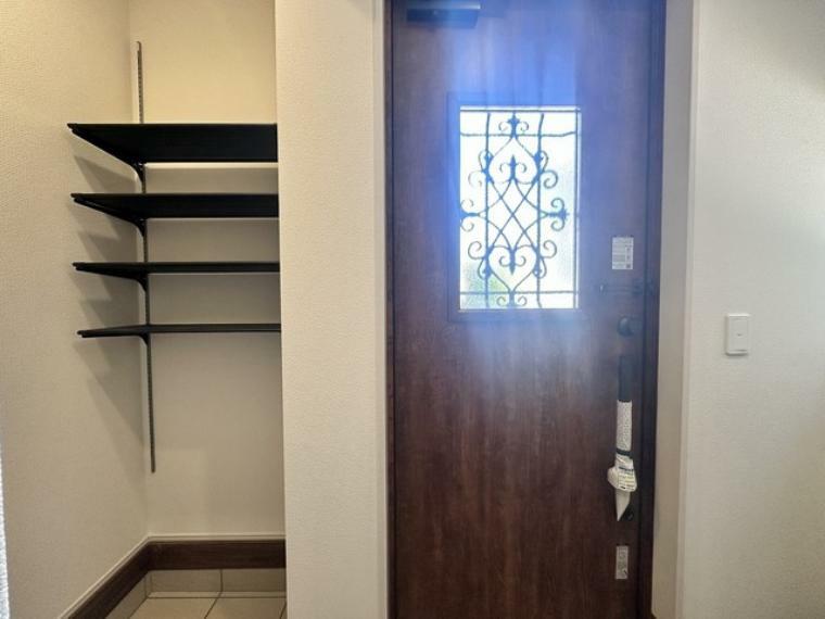 玄関 使い勝手の良い玄関スペース。明るいデザインと、収納スペースを効果的に配置することで、使い勝手を最大限に引き出しています。