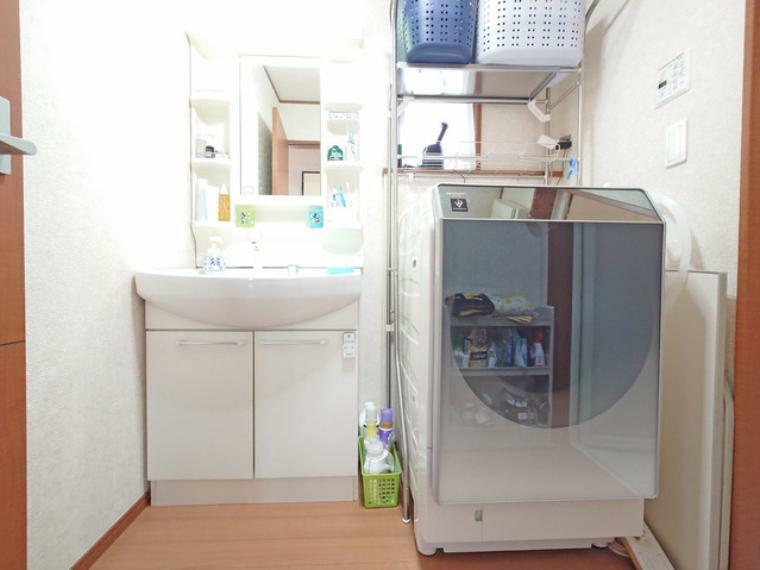 洗面化粧台 大きめの洗濯機も置ける広々洗面所