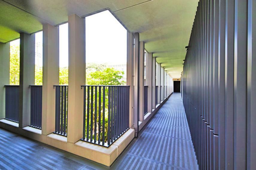 簾を思わせるような縦のラインが「ザ・パークハウス 鎌倉二階堂」のデザイン的な特長です。