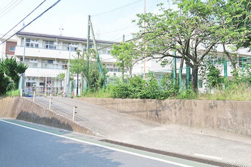 鎌倉市立第二小学校まで徒歩4分（約270m）低学年のお子様も安心して通える距離です！