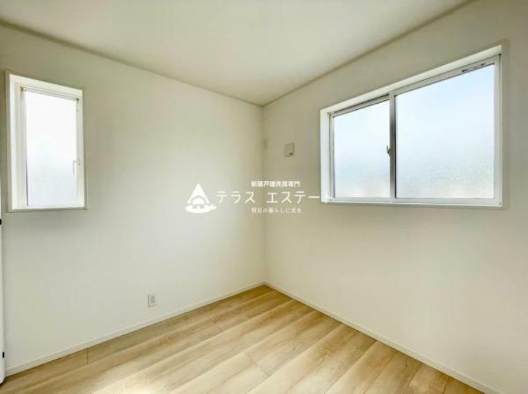 2面窓のお部屋でプライベート空間もしっかり採光が取れます。※写真は同一タイプまたは同一仕様
