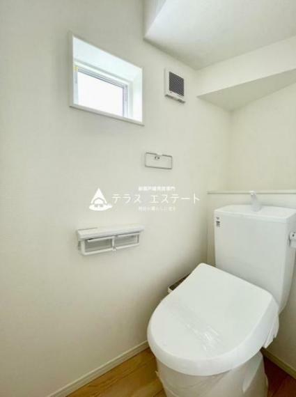 1Fと2Fにあるトイレは小窓付きで換気も楽々です。※写真は同一タイプまたは同一仕様