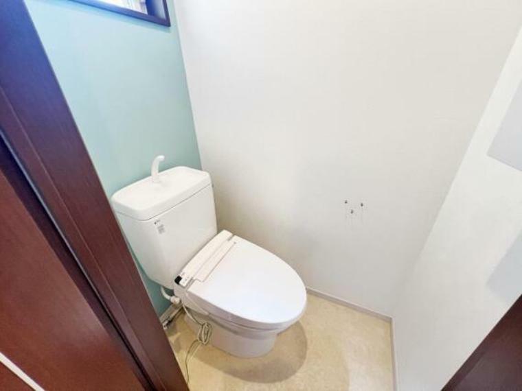 トイレ シャワー洗浄機能付のトイレは、清潔感が印象的な空間ですね。