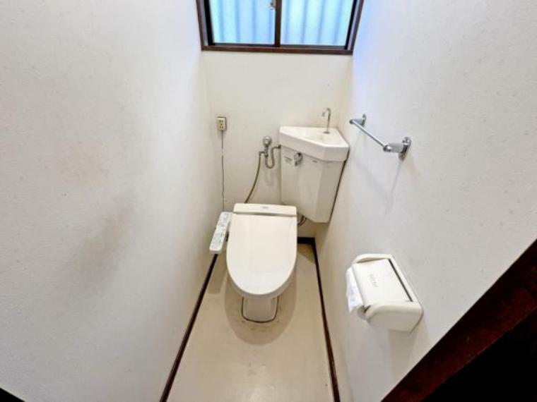 トイレは快適な温水洗浄便座付です。