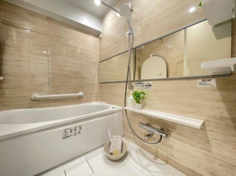 浴室 美しいツヤとなめらかな肌ざわり。水や汚れをはじき汚れにくくお掃除ラクラクの浴槽です。