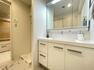 洗面化粧台 ワイドな洗面台は収納力もあり、いつでもすっきりとした洗面室に。