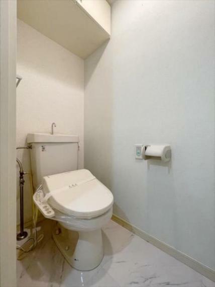 トイレ 汚れも目立ちにくいカラークロスを採用したトイレ