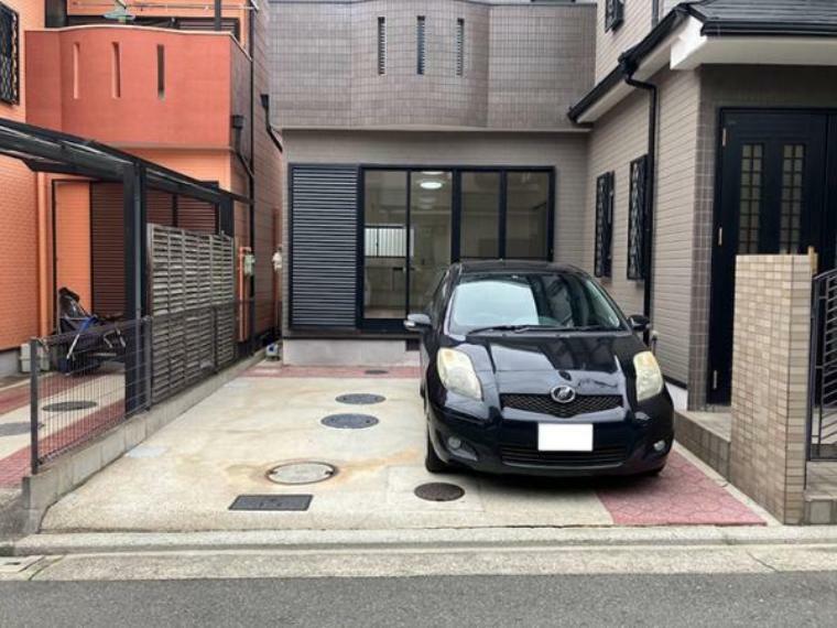 駐車場 車種により並列2台駐車可能