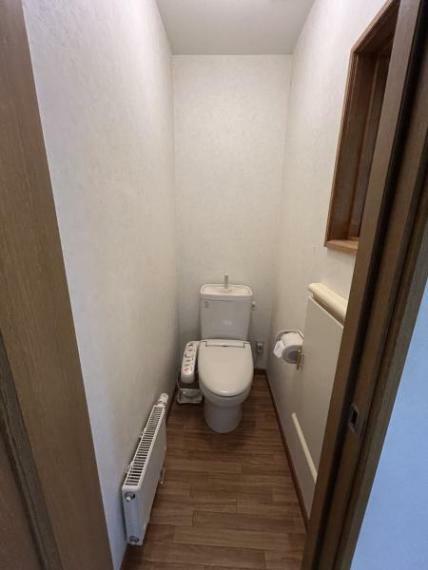 トイレ 【6月13日まで現況販売】2階トイレの写真です。