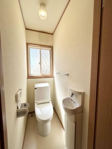 トイレ 1階のトイレです。ウォシュレットや手洗い場もついているので快適ですね。2階にもトイレがあります。窓がついてるので暗くなりがちなトイレも明るくなっていいですね。
