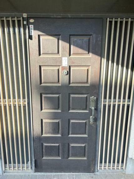 玄関 【リフォーム中5/25撮影】玄関ドアを交換いたします。ドアごと交換ですので鍵も新品になり防犯面も安心です。